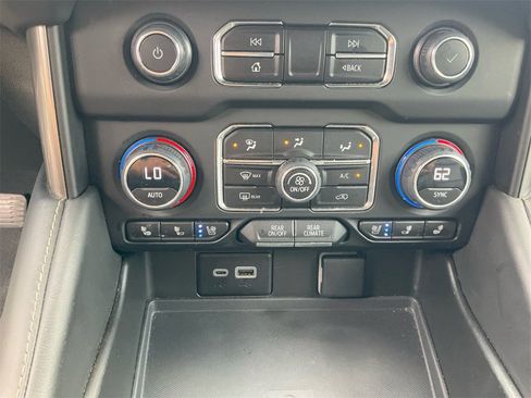 Used 2023 Chevrolet Suburban Premier image 26