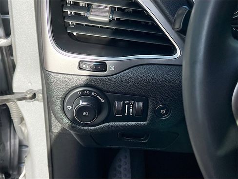 Used 2022 Jeep Cherokee Latitude Lux image 10