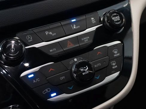 Used 2024 Chrysler Pacifica Touring-L FWD image 5