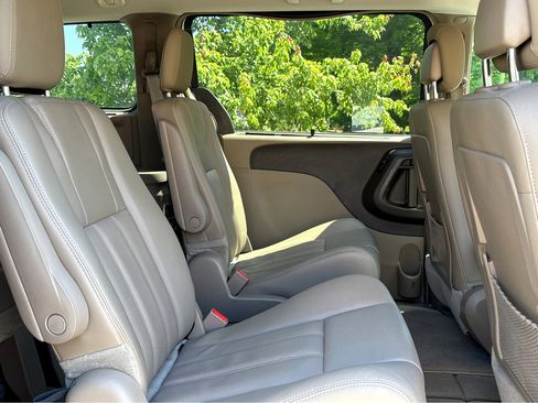 Used 2015 Chrysler Town & Country Touring w/ Driver Convenience Group FWD image 19