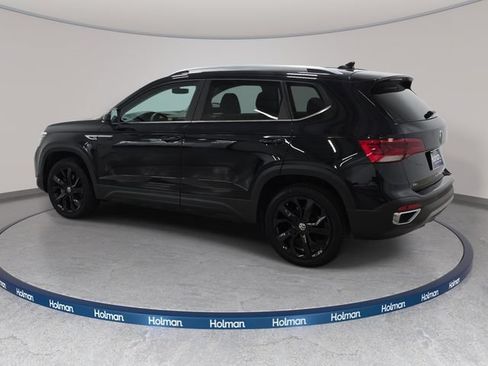 Used 2022 Volkswagen Taos SEL w/ Panoramic Sunroof Package FWD image 8