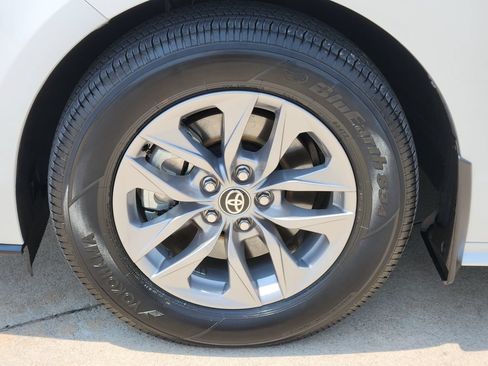 Used 2026 Toyota Sienna XLE FWD image 14