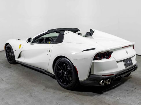 Used 2021 Ferrari 812 GTS image 6