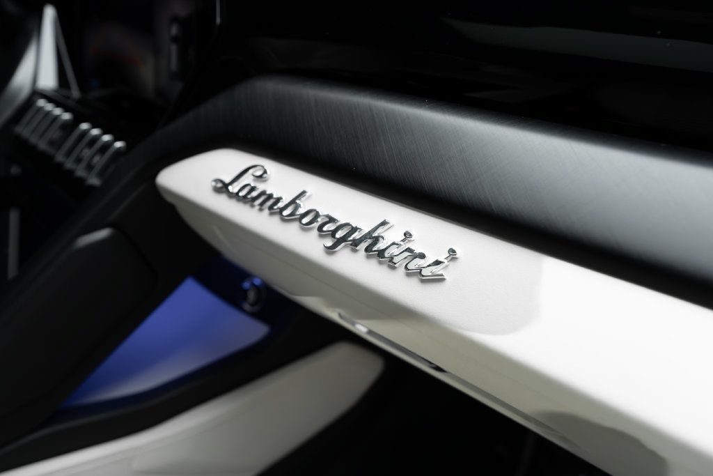 Used 2022 Lamborghini Urus AWD/4WD image 36