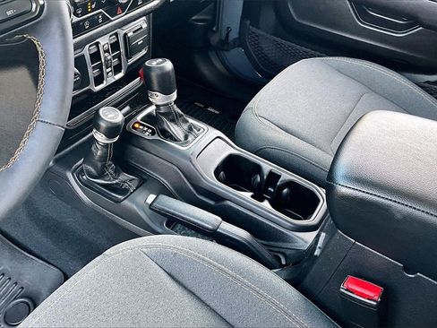 Used 2024 Jeep Wrangler Sport S image 15