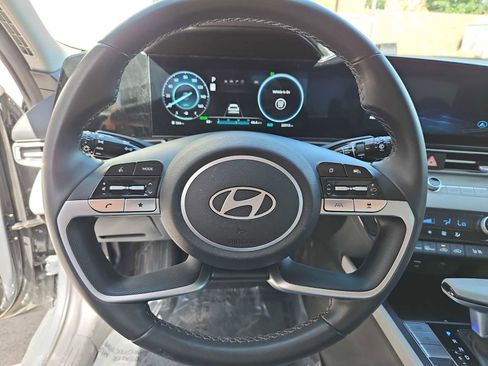 Certified 2025 Hyundai Elantra Limited FWD image 22
