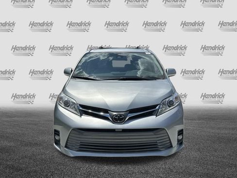 Used 2019 Toyota Sienna XLE w/ XLE Navigation Package FWD image 3