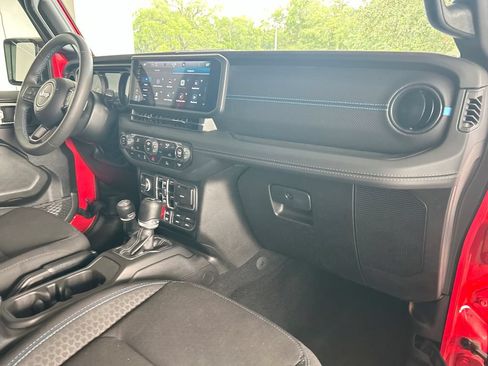 Used 2024 Jeep Wrangler Unlimited Rubicon 4xe AWD/4WD image 31