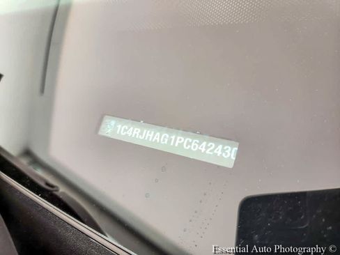 Used 2023 Jeep Grand Cherokee Laredo AWD/4WD image 25