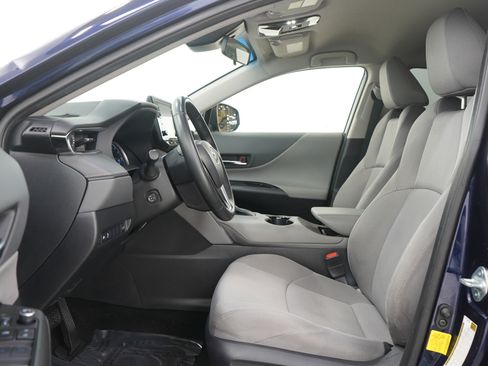 Used 2021 Toyota Venza LE image 19