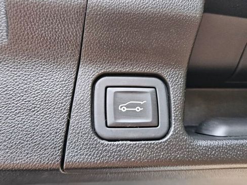 Used 2023 GMC Acadia SLT image 16