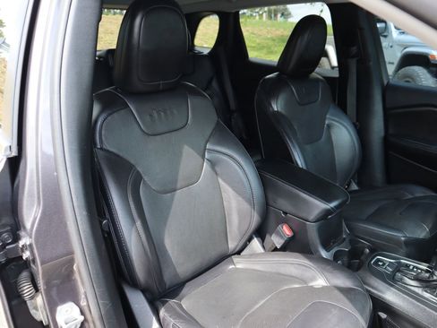 Used 2021 Jeep Cherokee Latitude Lux w/ Sun & Sound Group FWD image 19