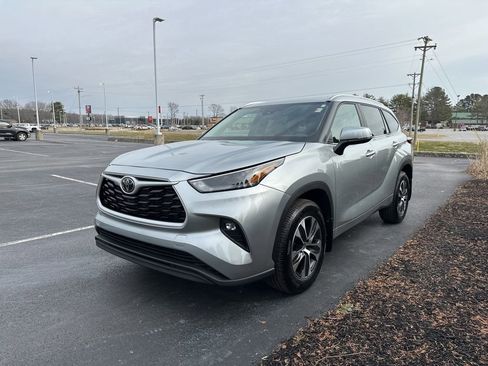 Certified 2025 Toyota Highlander XLE image 4