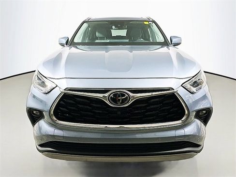 Used 2022 Toyota Highlander Platinum image 2
