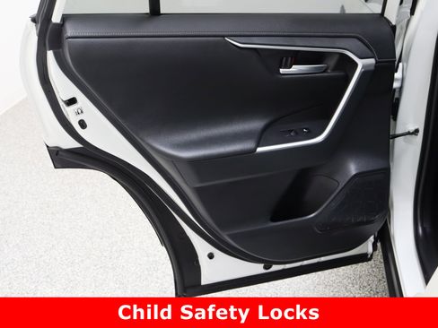 Used 2020 Toyota RAV4 Limited image 29