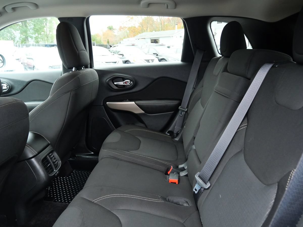 Used 2017 Jeep Cherokee Latitude w/ Cold Weather Group AWD/4WD image 23