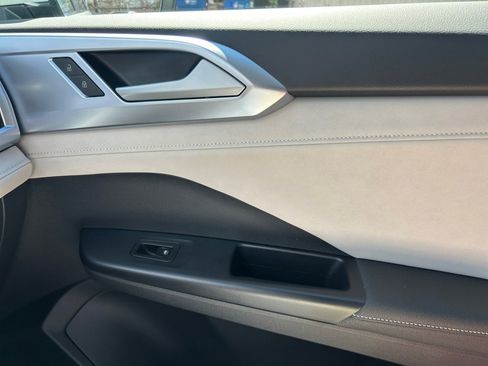 Used 2025 Volkswagen Taos SE w/ Panoramic Sunroof Package image 31