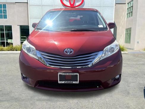 Used 2017 Toyota Sienna XLE Premium FWD image 3