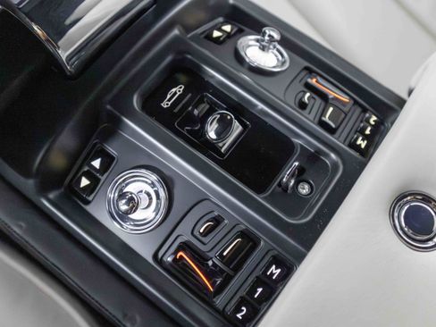 Used 2013 Rolls-Royce Phantom Drophead Coupe image 33