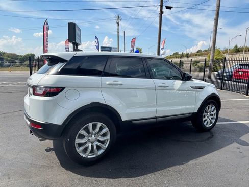Used 2019 Land Rover Range Rover Evoque SE Premium image 11