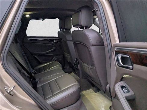 Used 2018 Porsche Macan Turbo image 19