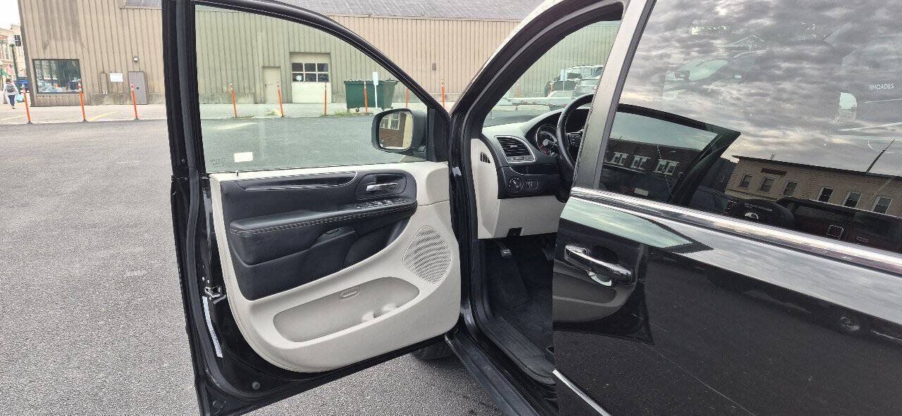 Used 2017 Dodge Grand Caravan SXT FWD image 13