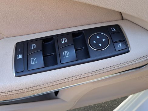 Used 2014 Mercedes-Benz E 350 4MATIC Sedan image 27