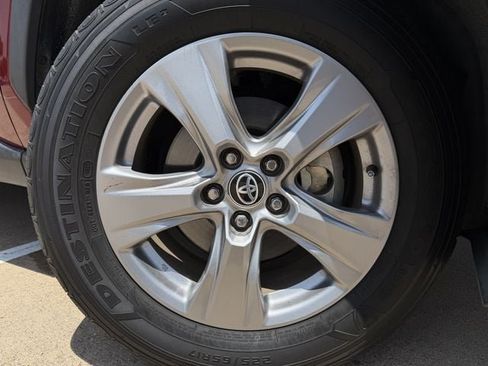 Used 2022 Toyota RAV4 XLE FWD image 10