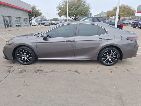 Used 2023 Toyota Camry SE image 3