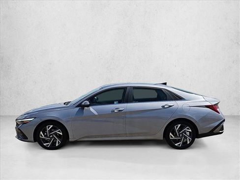 Used 2025 Hyundai Elantra Limited FWD image 9