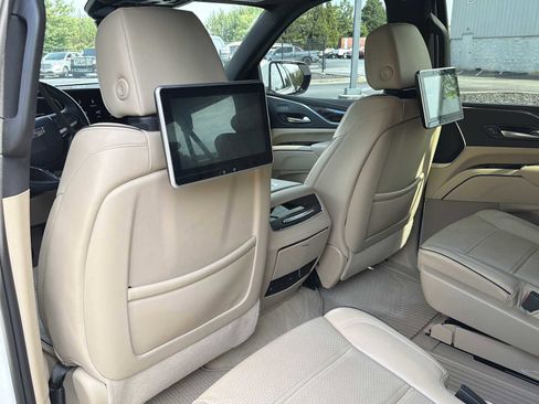 Used 2023 Cadillac Escalade ESV Premium Luxury AWD/4WD image 23