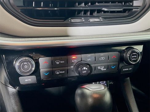 Used 2025 Jeep Compass Limited image 15