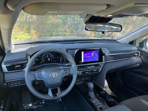 Used 2025 Toyota Camry LE image 33