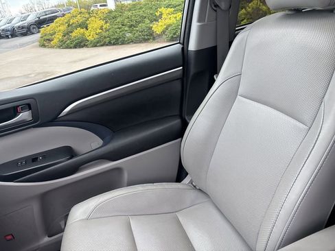 Used 2017 Toyota Highlander Limited image 26