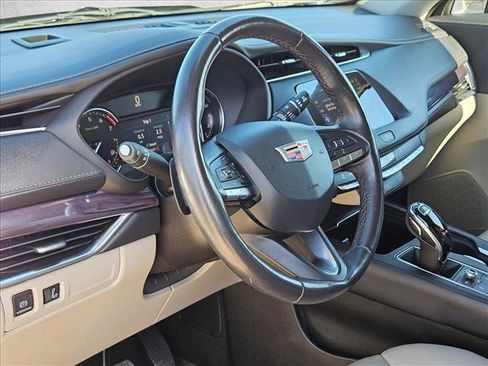 Used 2023 Cadillac XT4 Luxury w/ Cold Weather Package FWD image 10
