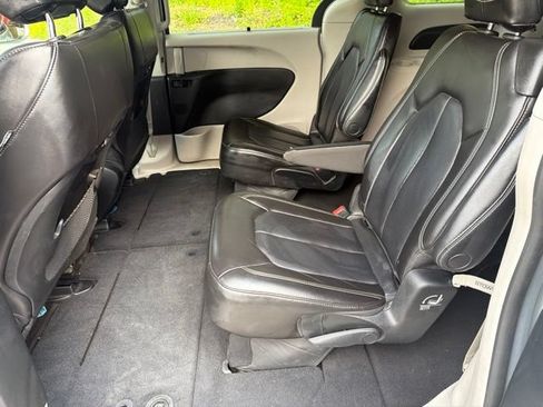 Certified 2023 Chrysler Pacifica Touring-L FWD image 20