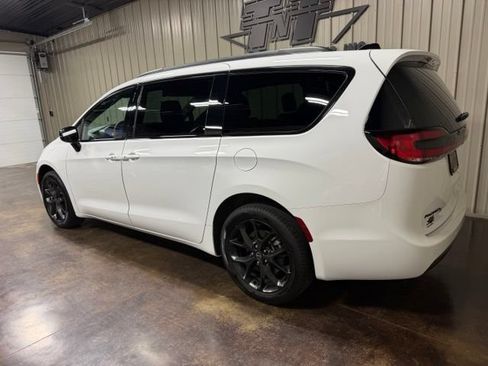 Used 2025 Chrysler Pacifica Limited AWD/4WD image 5