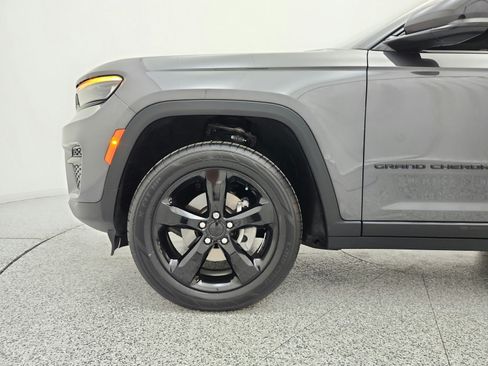 Used 2023 Jeep Grand Cherokee Altitude AWD/4WD image 18