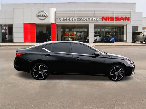 Used 2024 Nissan Altima 2.5 SR w/ SR Premium Package image 2