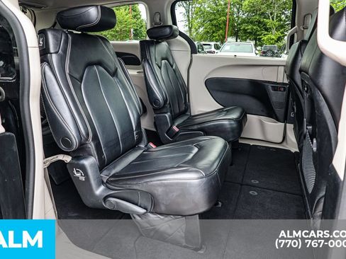 Used 2023 Chrysler Pacifica Touring-L FWD image 22