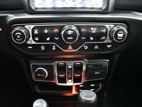 Used 2022 Jeep Wrangler Unlimited Sahara image 14