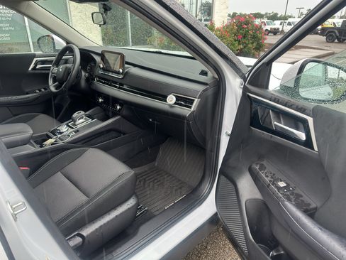 Used 2023 Mitsubishi Outlander ES AWD/4WD image 10
