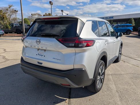 Used 2023 Nissan Rogue SV image 4