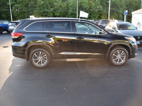 Used 2018 Toyota Highlander XLE AWD/4WD image 3