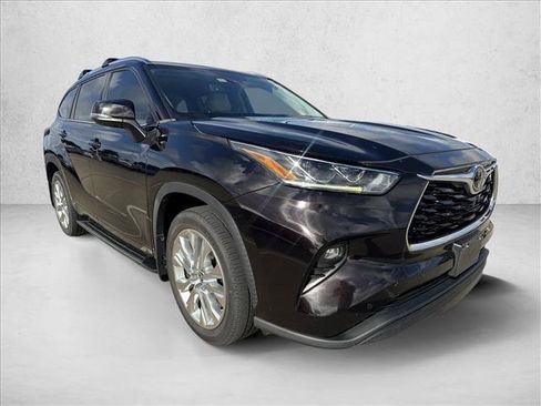 Certified 2021 Toyota Highlander Limited FWD image 3
