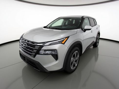 Used 2025 Nissan Rogue SV AWD/4WD image 3