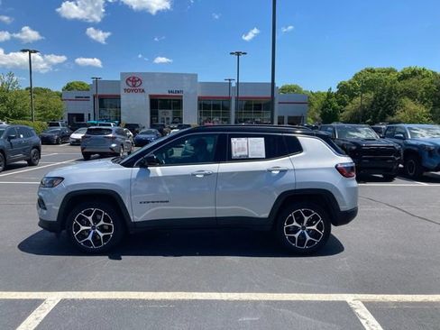 Used 2025 Jeep Compass Limited AWD/4WD image 2