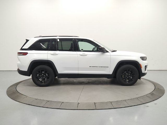 Used 2024 Jeep Grand Cherokee Altitude AWD/4WD image 9