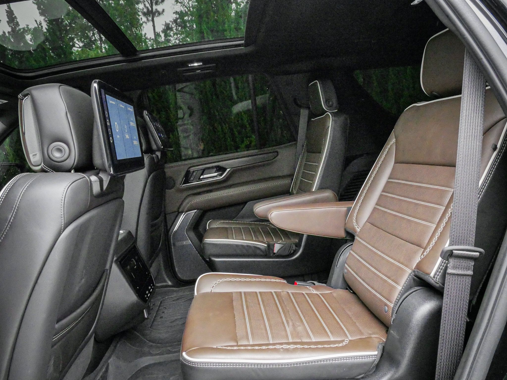 Used 2025 GMC Yukon Denali Ultimate w/ LPO, Floor Liner Package AWD/4WD image 8