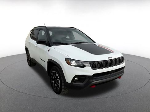 Used 2025 Jeep Compass Trailhawk AWD/4WD image 3